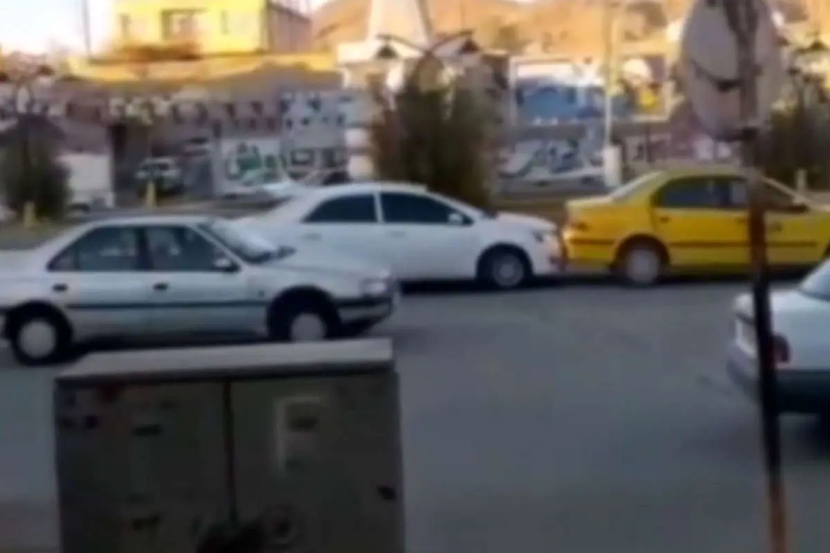 (ویدئو) رانندگی خطرناک زن جوان و آسیب زدن به خودروها