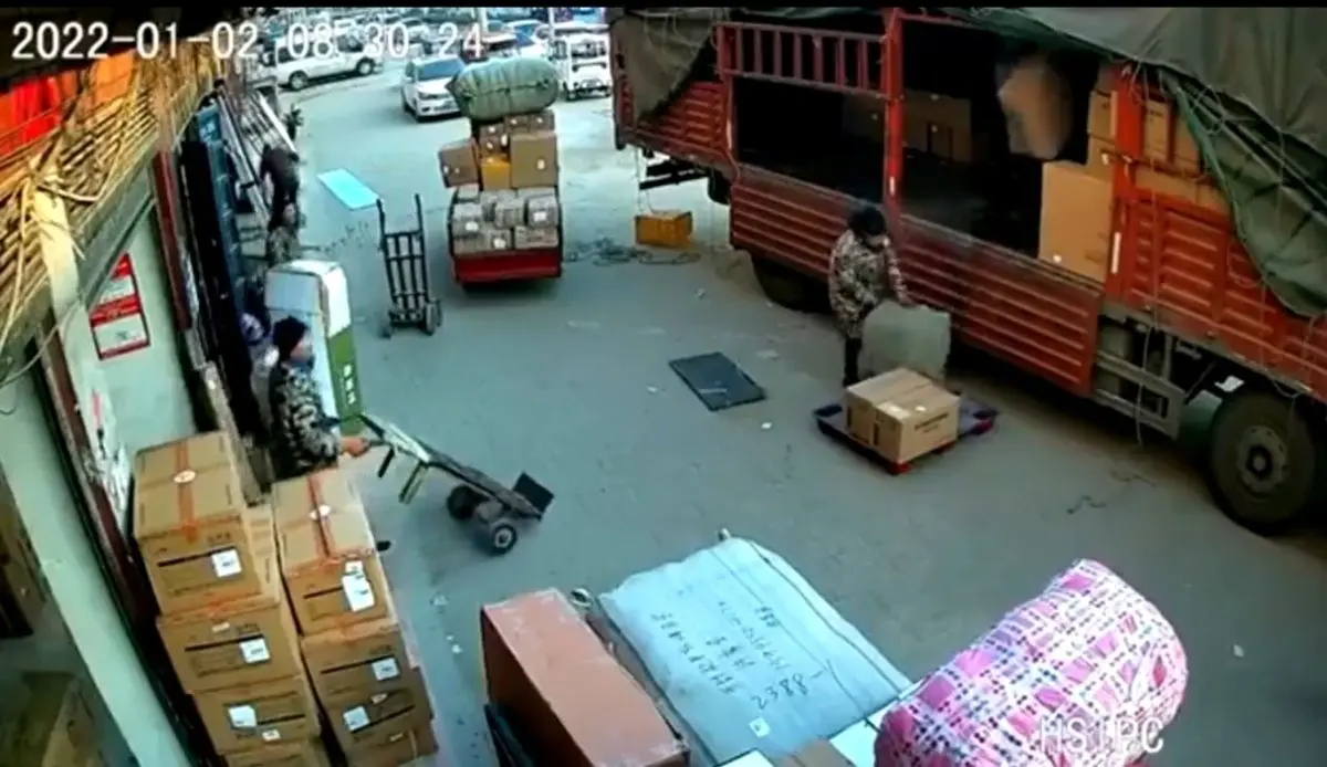(ویدئو) انفجار عجیب در یک شرکت حمل و نقل!