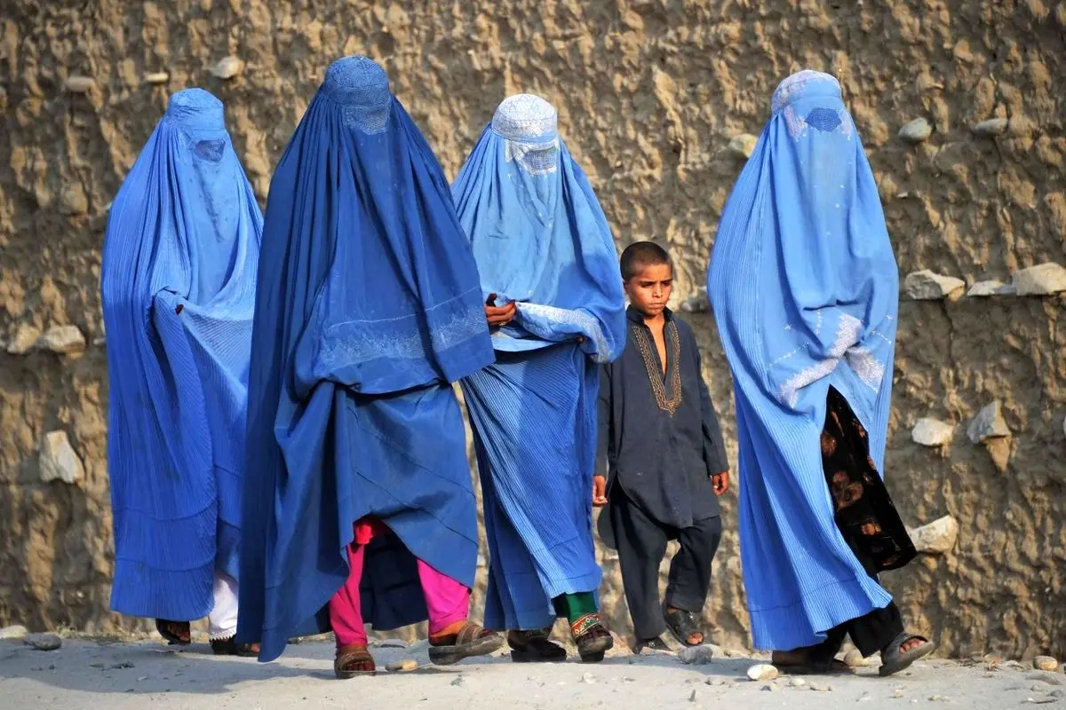 (ویدئو) زنان افغان با آتش زدن برقع: حجاب طالبانی نمی‌خواهیم