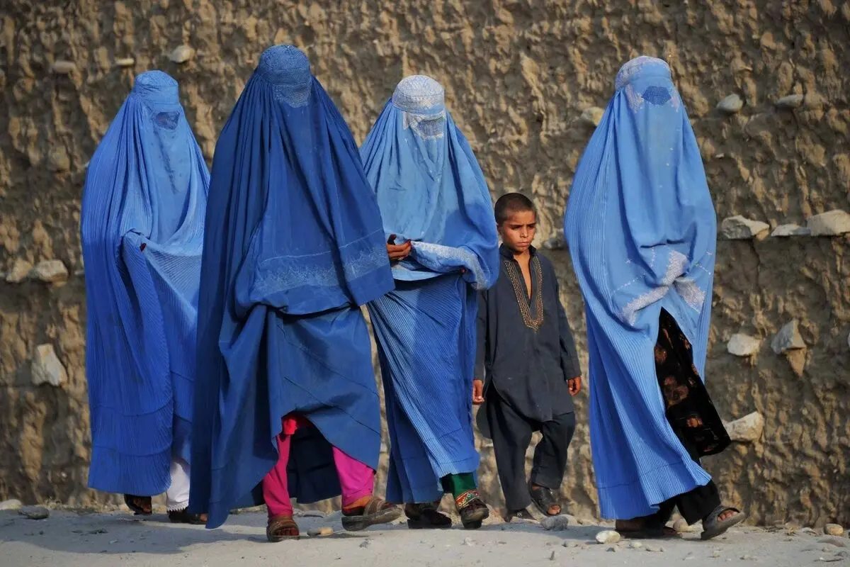 (ویدئو) زنان افغان با آتش زدن برقع: حجاب طالبانی نمی‌خواهیم