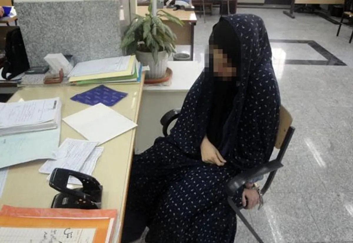 (ویدیو) سرقت حرفه‌ای گوشی موبایل در داروخانه توسط یک زن