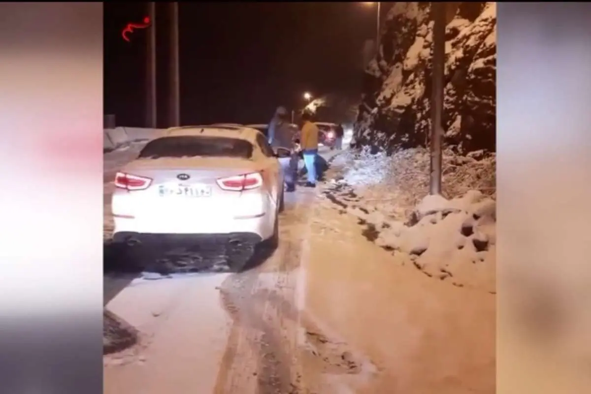 (ویدئو) گیر افتادن نماینده مجلس در برف جاده چالوس