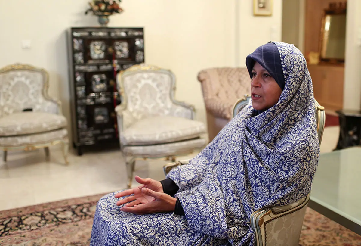 فائزه هاشمی: اجباری شدن معالجه زنان توسط پزشک زن «نگاه طالبانی» است