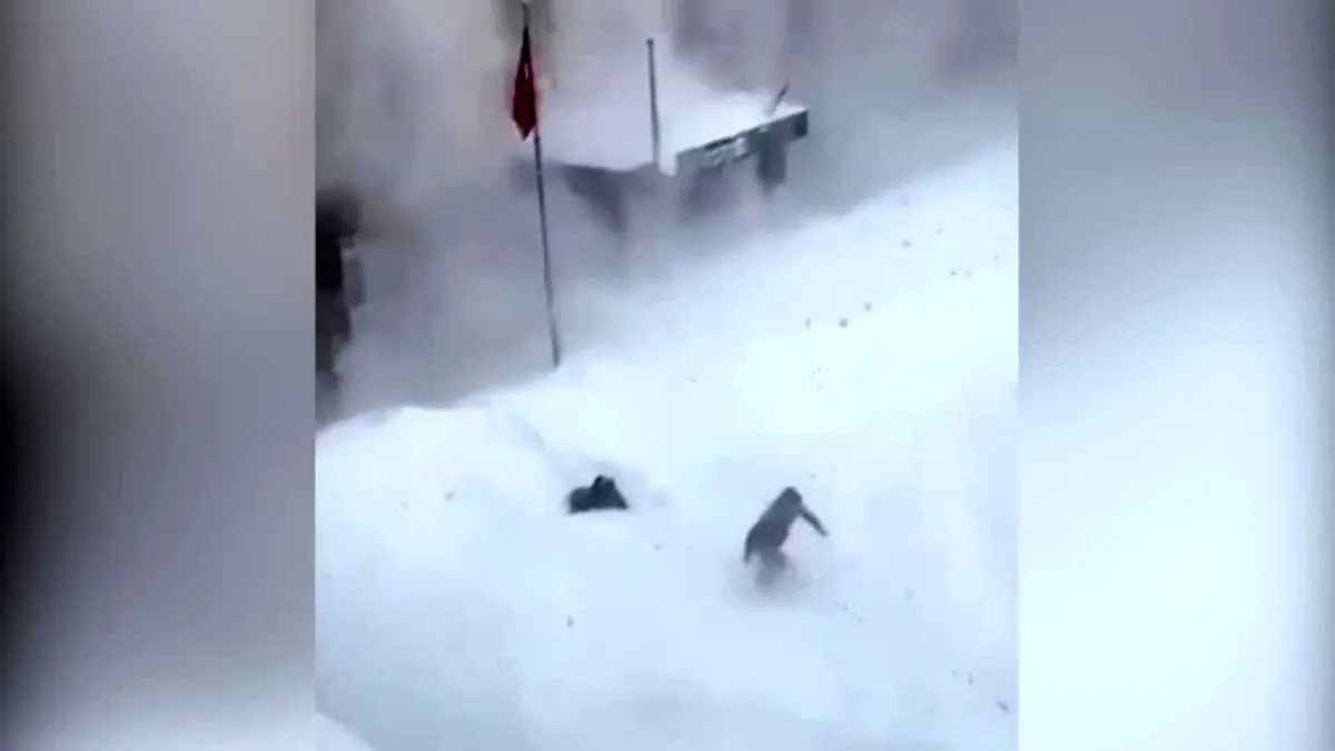 (ویدئو) حادثه هولناک سقوط تکه‌های عظیم برف روی دو دانشجو