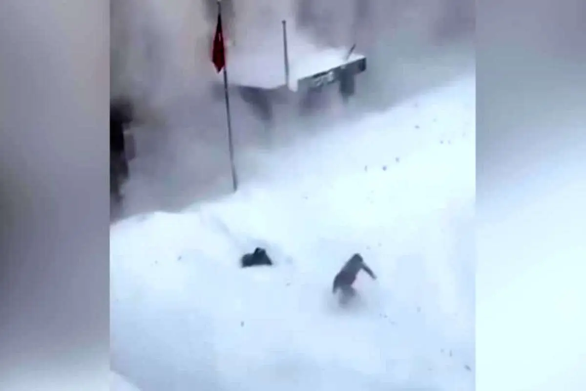 (ویدئو) حادثه هولناک سقوط تکههای عظیم برف روی دو دانشجو