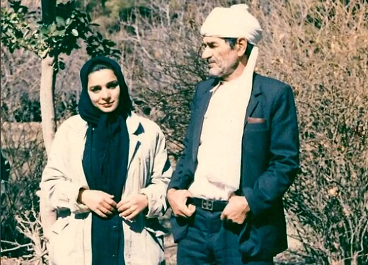 عکس قدیمی از قدم زدنِ تهمینه میلانی با خواننده پیشکسوت