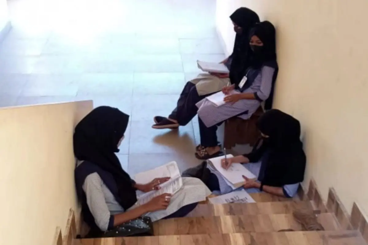 (ویدئو) جلوگیری از ورود دانشجویان محجبه هند به کلاس