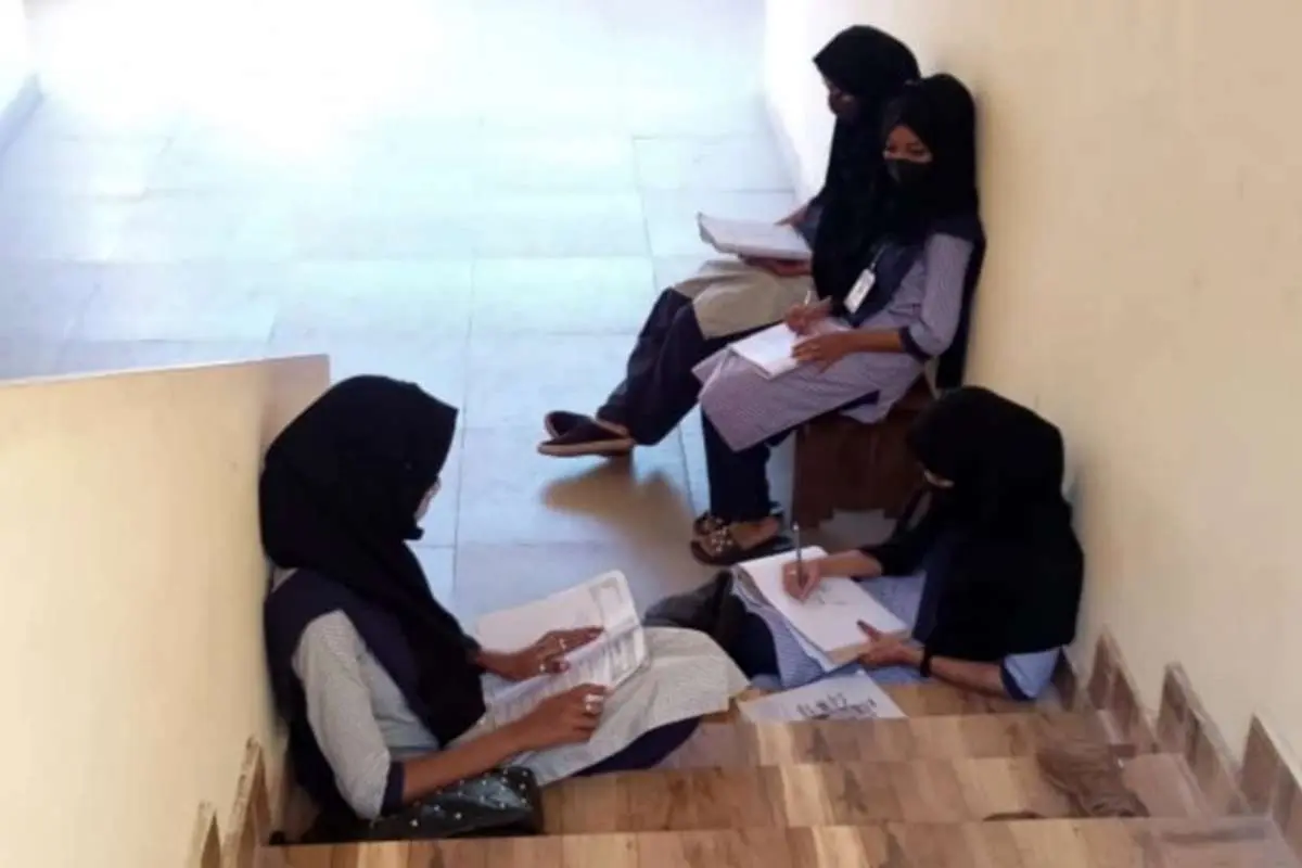 (ویدئو) جلوگیری از ورود دانشجویان محجبه هند به کلاس