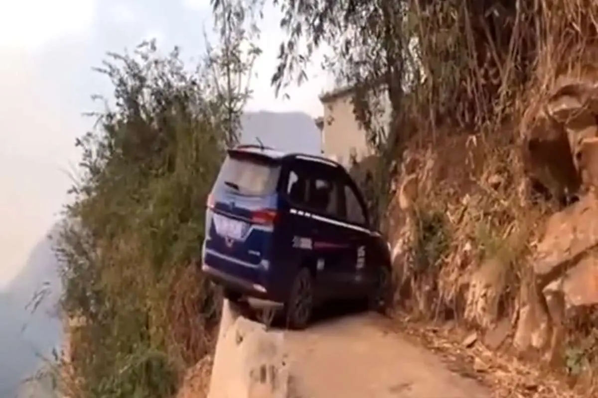 (ویدئو) دور زدن نفس گیر راننده از لبه پرتگاه!