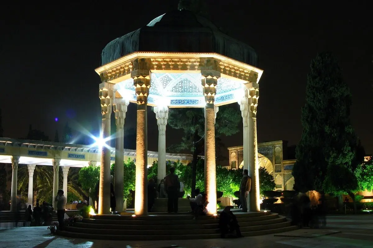 تفال به حافظ ۴ بهمن ماه ۱۴۰۰؛ هر دم از روی تو نقشی زندم راه خیال