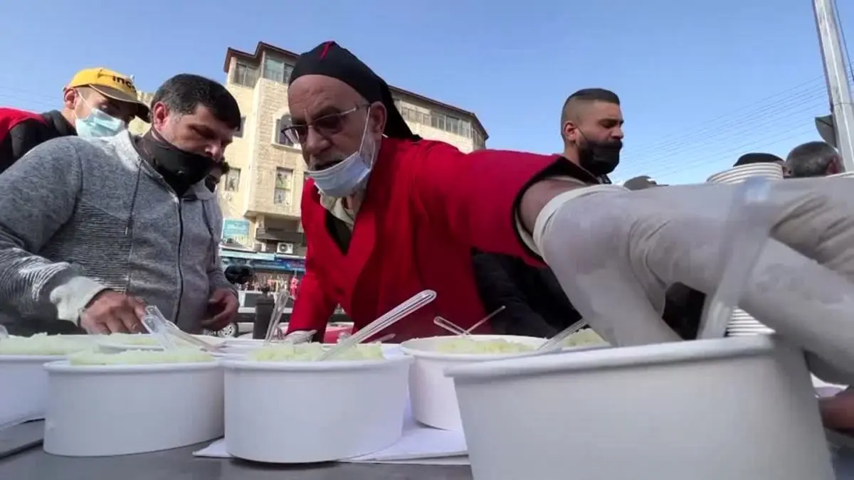(ویدئو) توزیع غذای رایگان در خیابان