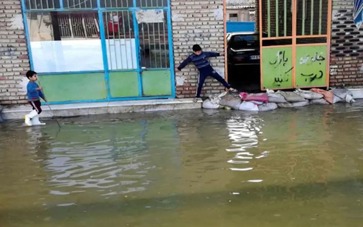 ۱۱ دانش آموزان مینابی گرفتار در سیلاب نجات یافتند