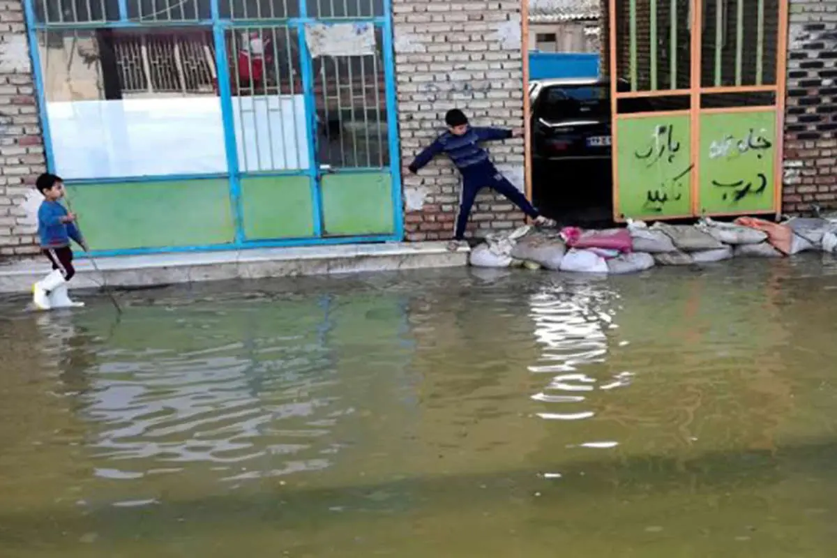 ۱۱ دانش آموزان مینابی گرفتار در سیلاب نجات یافتند