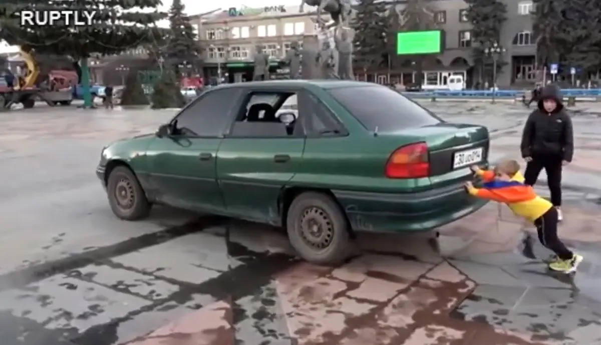 (ویدئو) قدرت کودک دو ساله در هل دادن خودرو!
