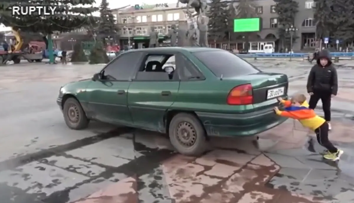 (ویدئو) قدرت کودک دو ساله در هل دادن خودرو!