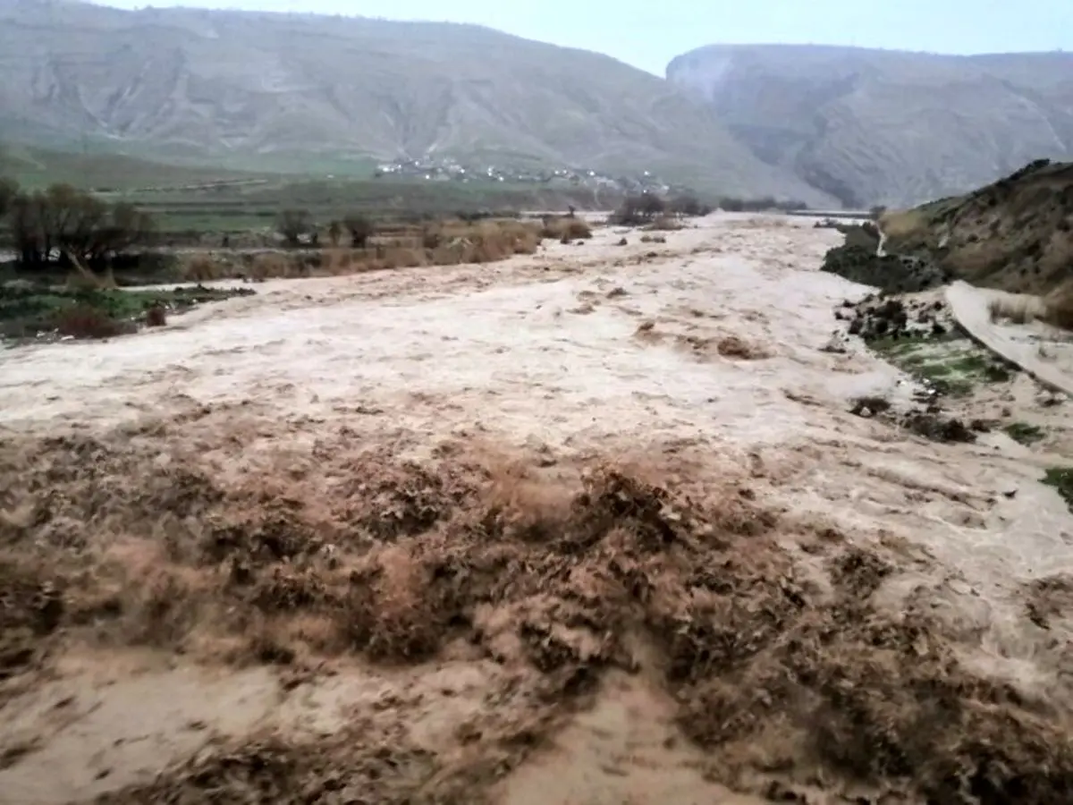 (ویدئو) گرفتار شدن خودروی کارکنان نفت گچساران در سیل