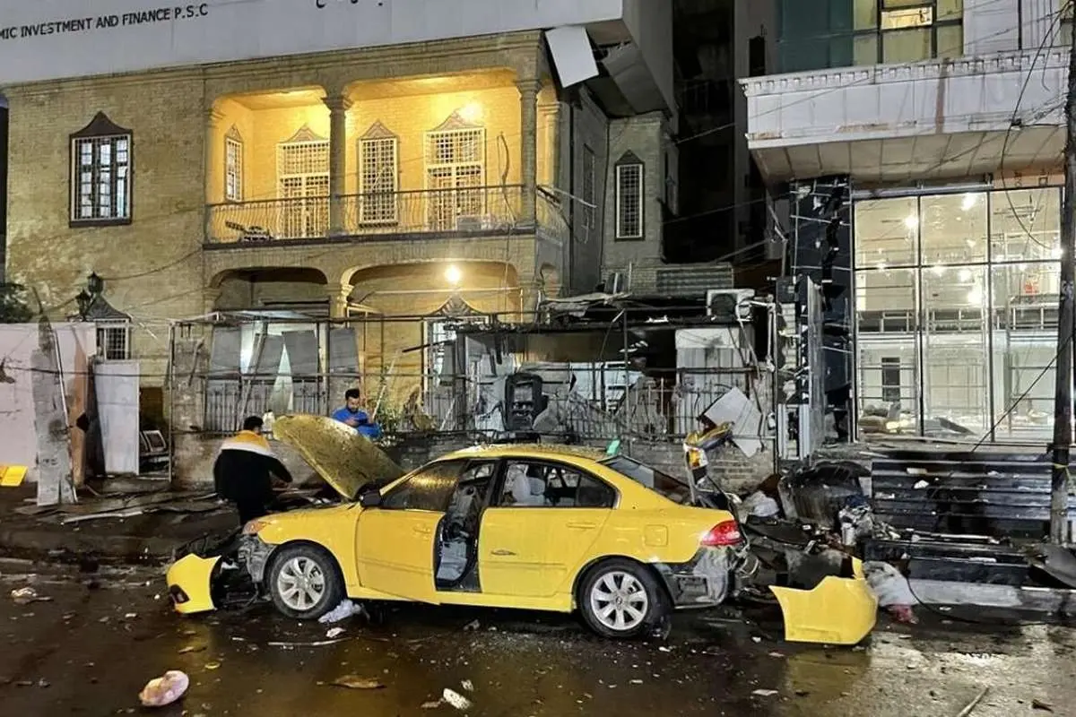 (تصاویر) انفجار بمب مقابل یک بانک در بغداد