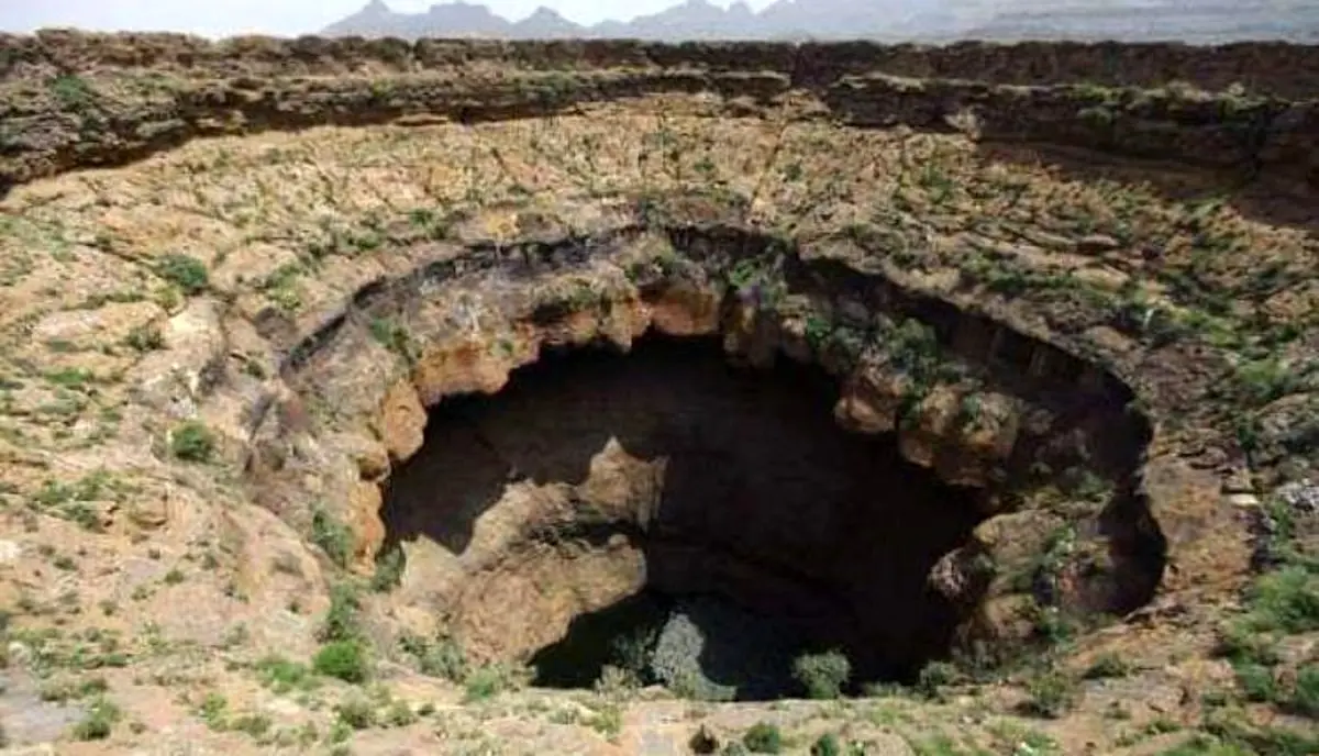 (ویدئو) ماجراجویی خطرناک یک جوان در دهانه آتشفشان