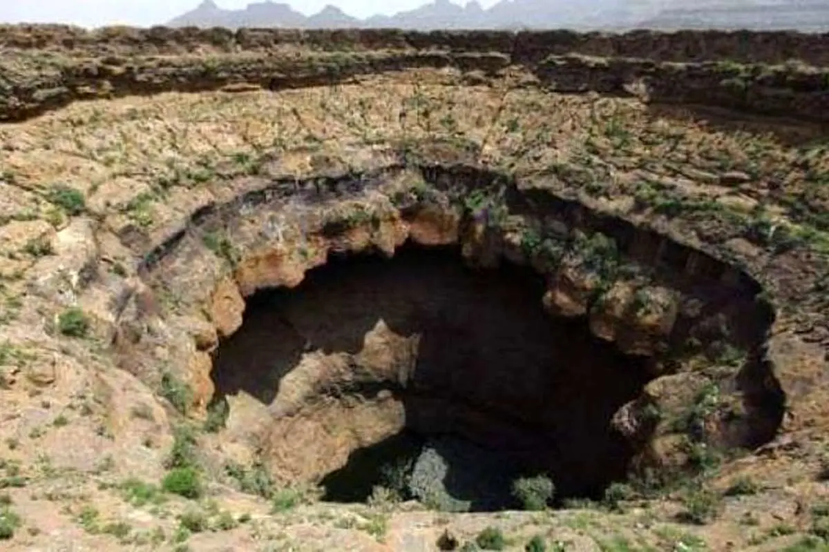 (ویدئو) ماجراجویی خطرناک یک جوان در دهانه آتشفشان