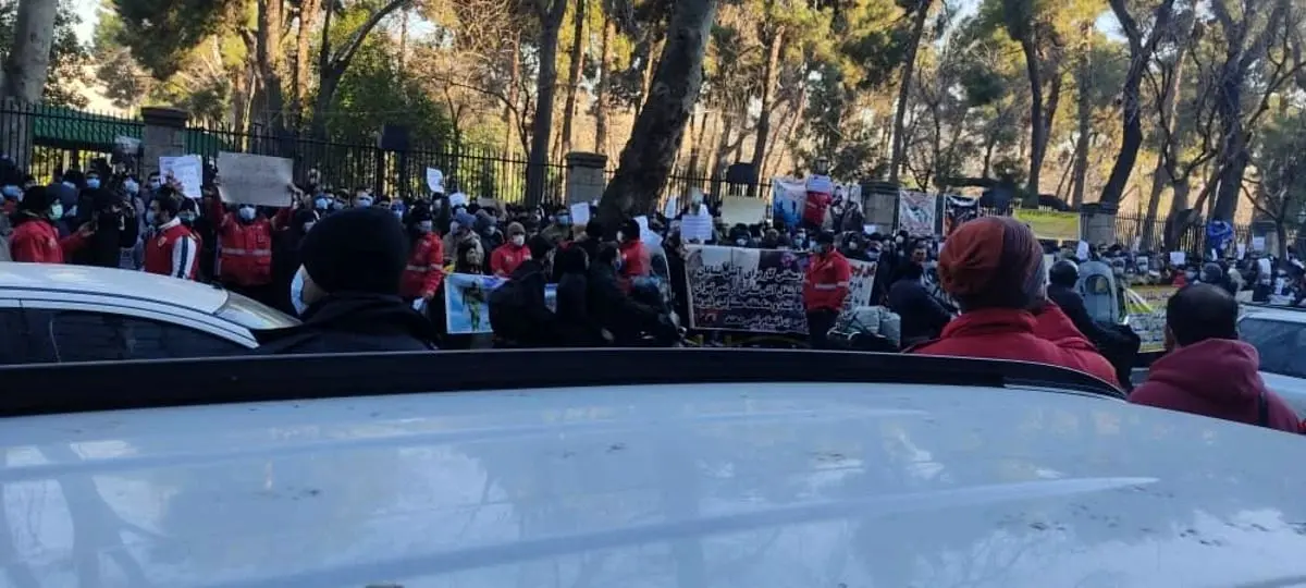 تجمع  آتش‌نشانان مقابل شورای شهر تهران