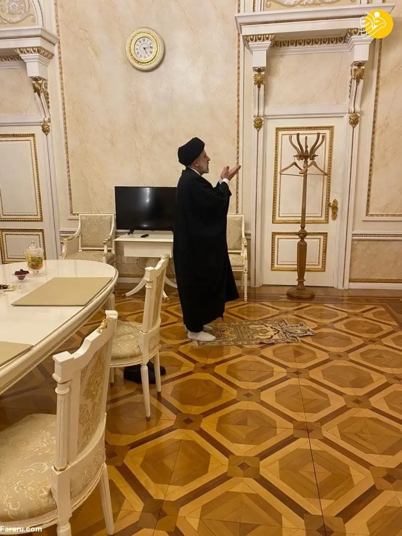 (عکس) اقامه نماز رئیسی در کاخ کرملین