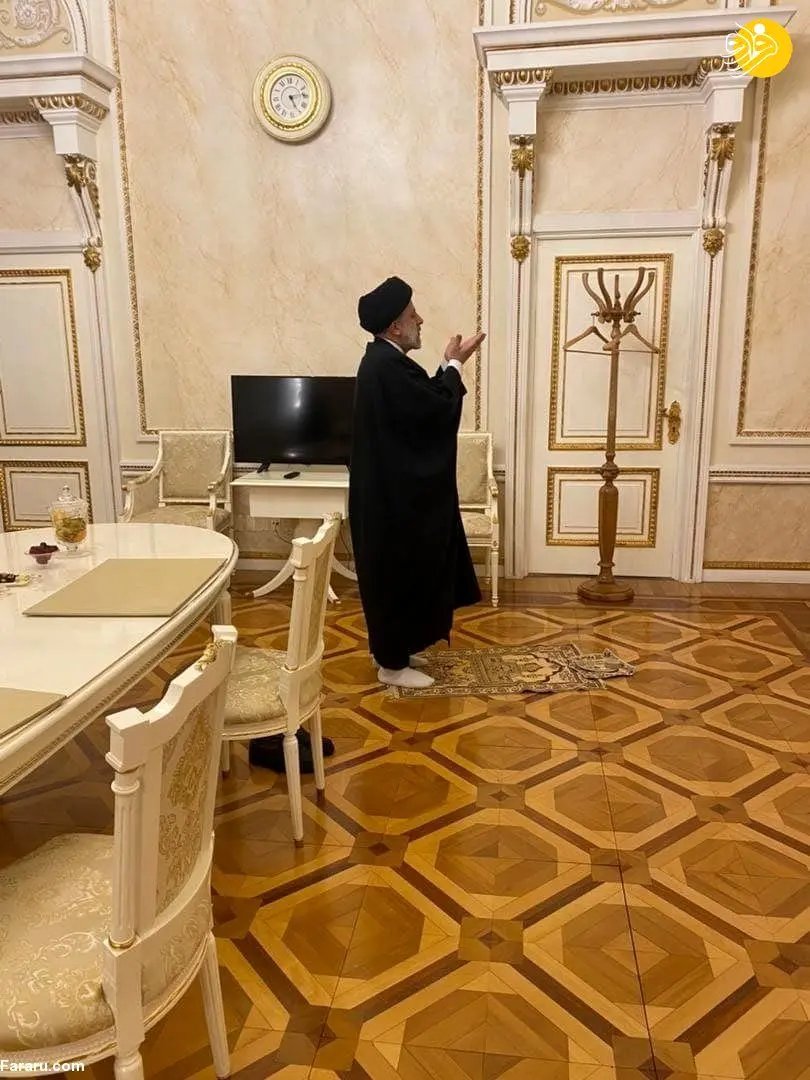 (عکس) اقامه نماز رئیسی در کاخ کرملین