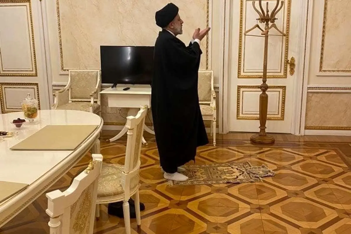 (عکس) اقامه نماز رئیسی در کاخ کرملین