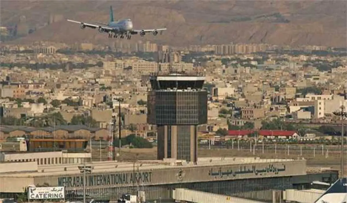 (تصویر) برخورد اتوبوس با هواپیما در فرودگاه مهرآباد