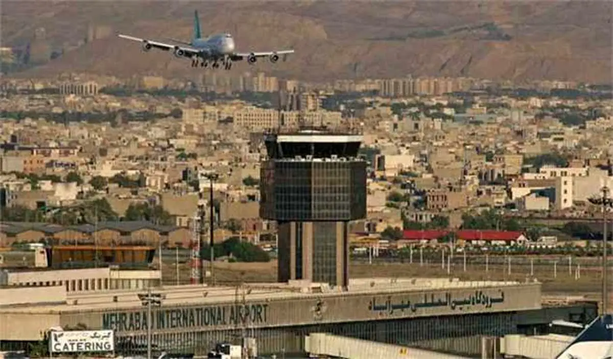 (تصویر) برخورد اتوبوس با هواپیما در فرودگاه مهرآباد