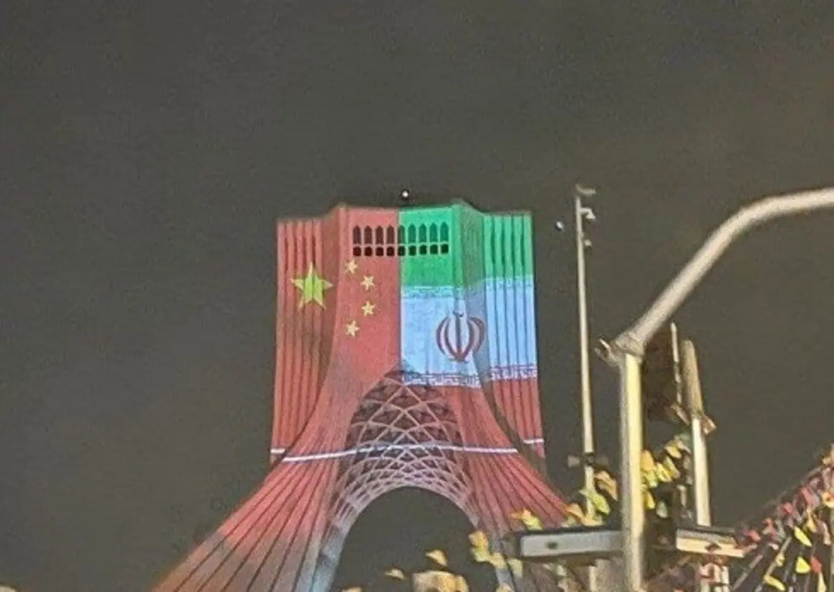 تصویر پرچم چین در میدان آزادی؛ دلیلش چه بود؟