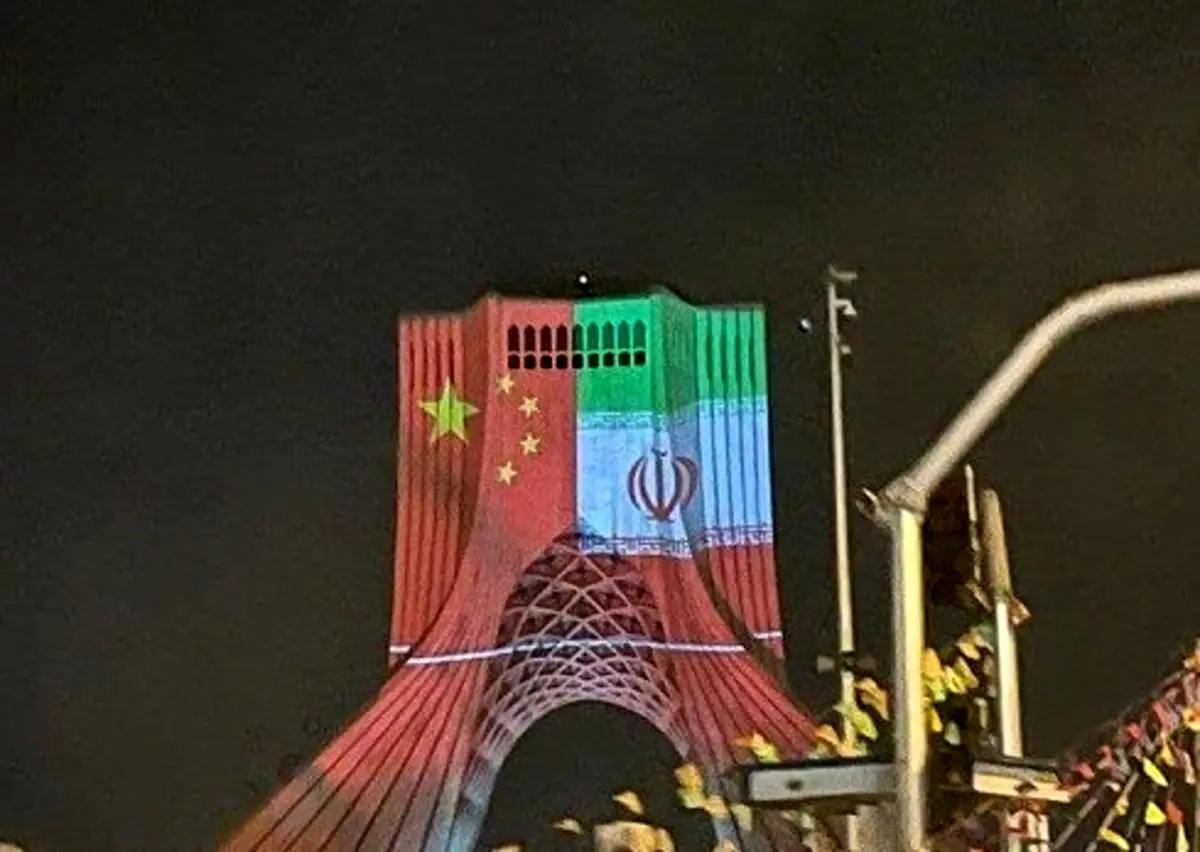 تصویر پرچم چین در میدان آزادی؛ دلیلش چه بود؟