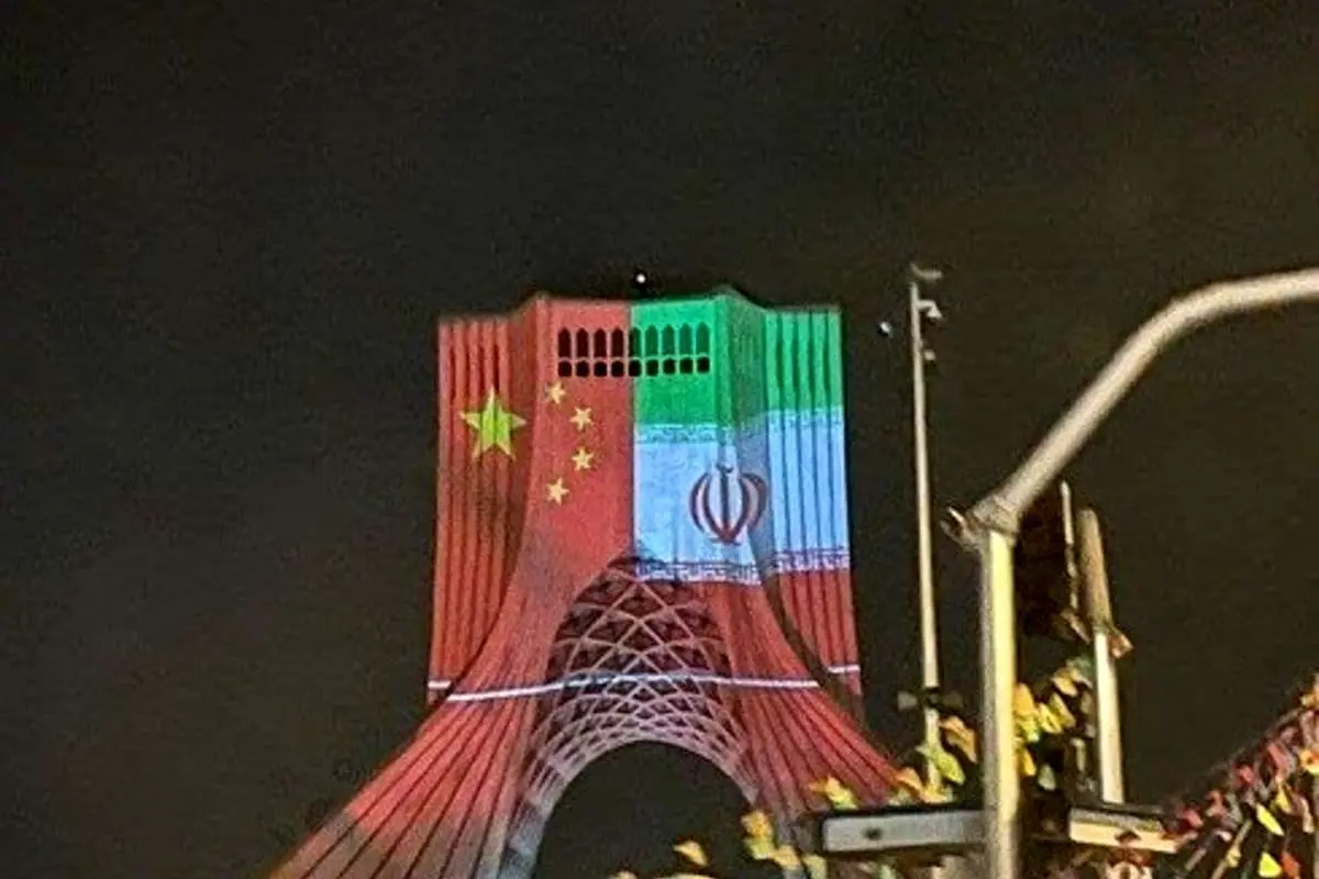 تصویر پرچم چین در میدان آزادی؛ دلیلش چه بود؟
