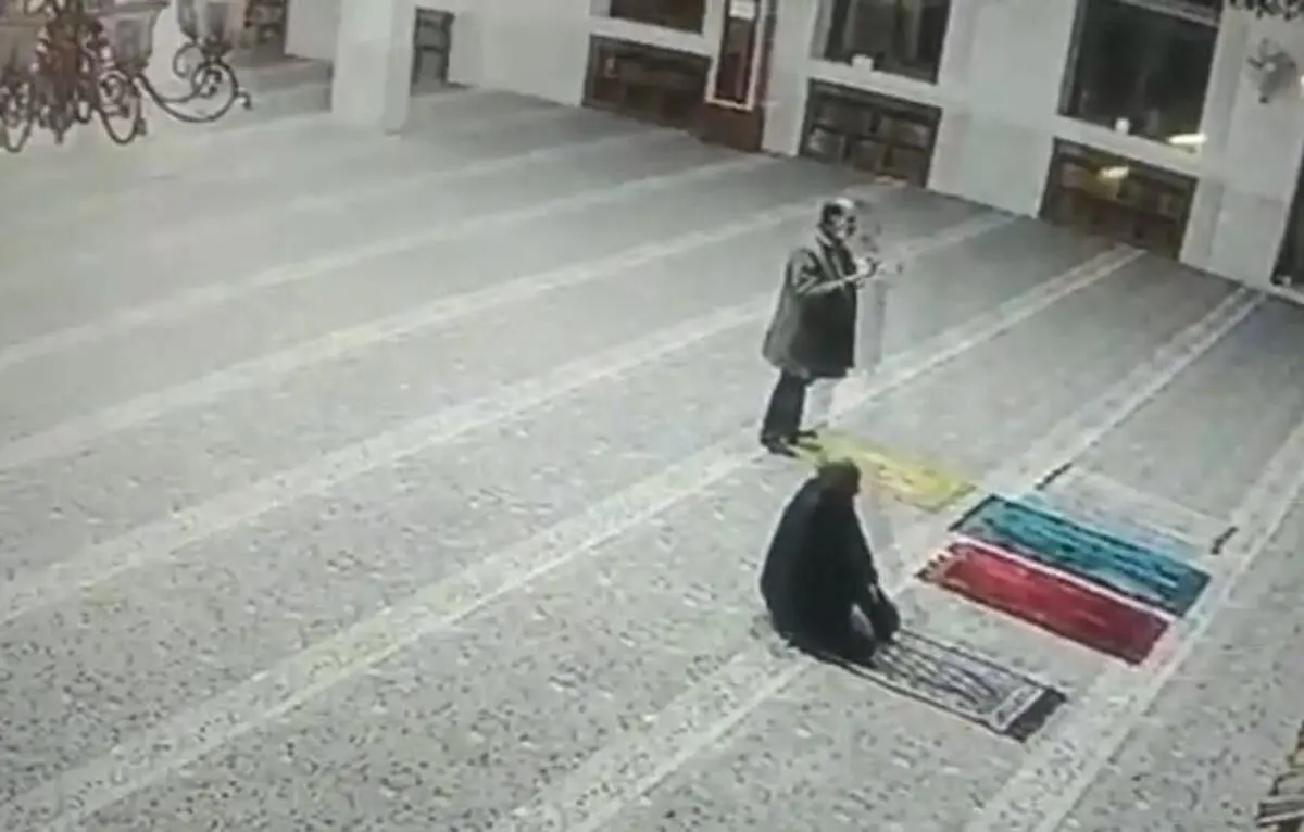 (ویدئو) مرگ یک وکیل در سجده نماز
