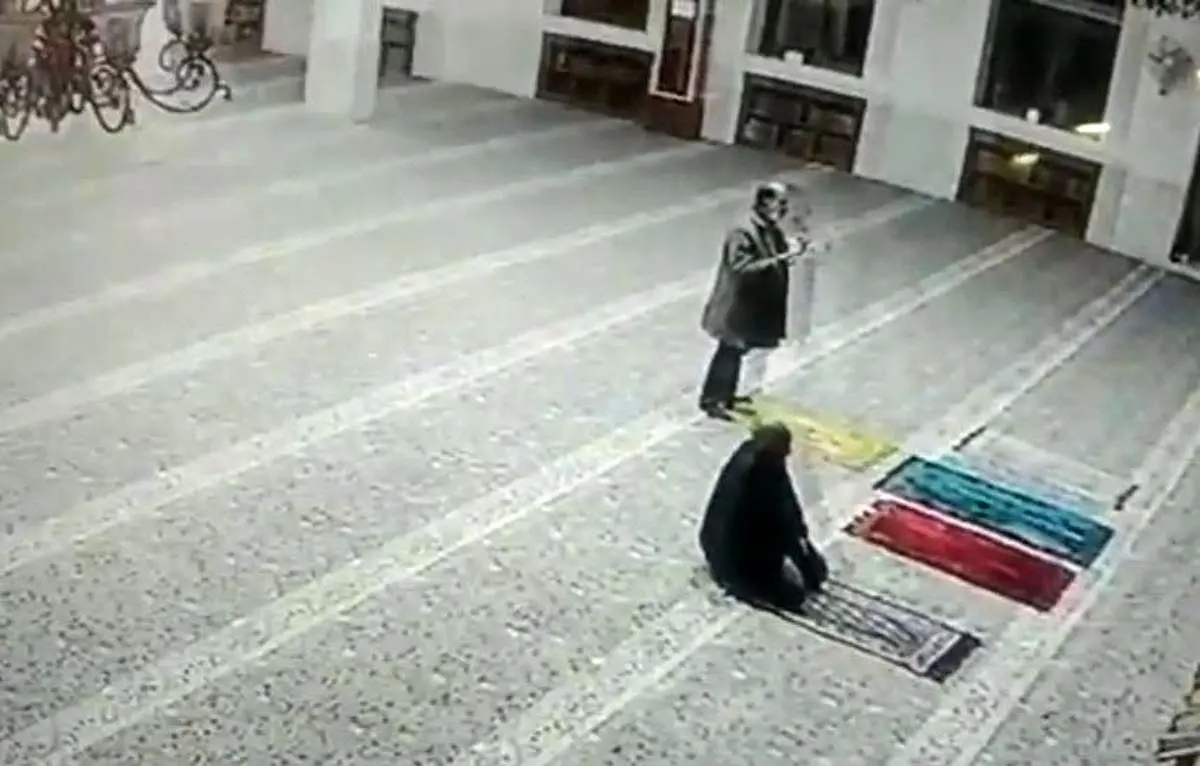 (ویدئو) مرگ یک وکیل در سجده نماز