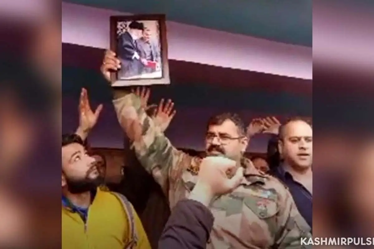 (ویدئو) عذرخواهی فرمانده پلیس کشمیر با عکسی از سردار سلیمانی