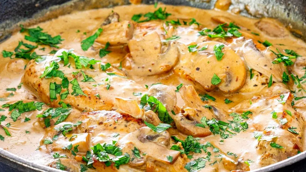 طرز تهیه خوراک مرغ خامه‌ای با قارچ