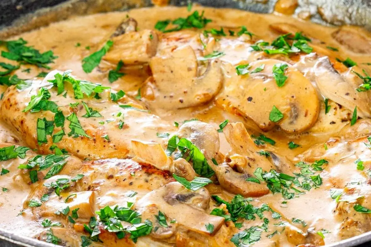 طرز تهیه خوراک مرغ خامهای با قارچ