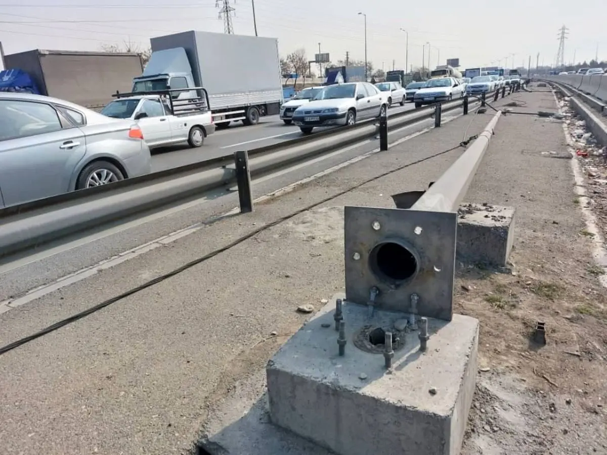 سارقان این بار سراغ تیرهای چراغ برق بزرگراه آزادگان رفتند