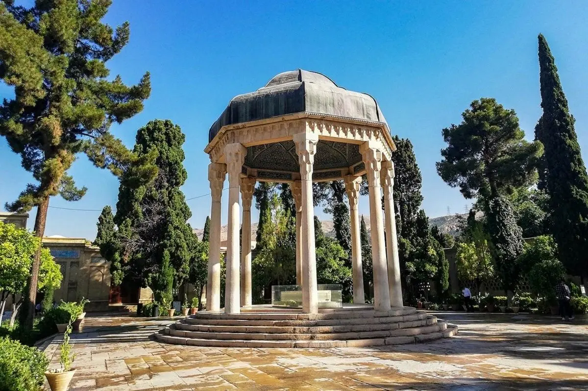 تفال به حافظ ۱۸ بهمن ماه ۱۴۰۰؛ از دست غیبت تو شکایت نمی‌کنم