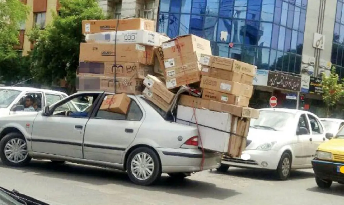 پارکینگ در انتظار خودروهایی که مبل حمل می کنند!