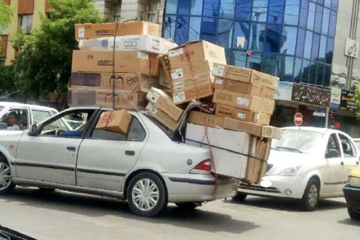 پارکینگ در انتظار خودروهایی که مبل حمل می کنند!