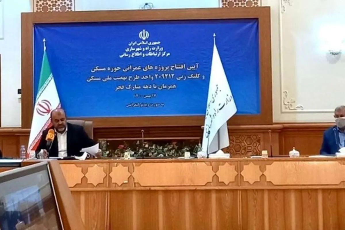 (تصویر) حضور بدون ماسکِ وزیر مبتلا به کرونا در جلسه عمومی