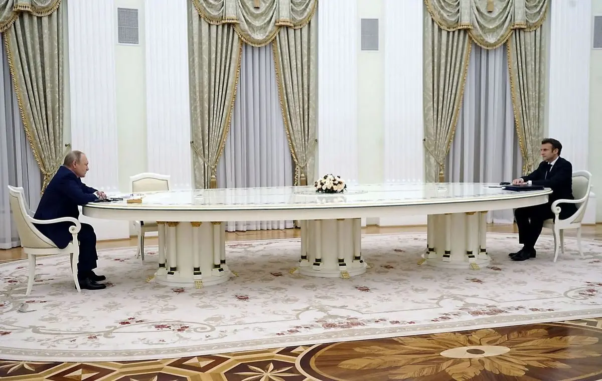 دیدار با پوتین در کاخ کرملین؛ ماکرون از بیم افشای اطلاعات ژنتیکی آزمایش کرونا نداد