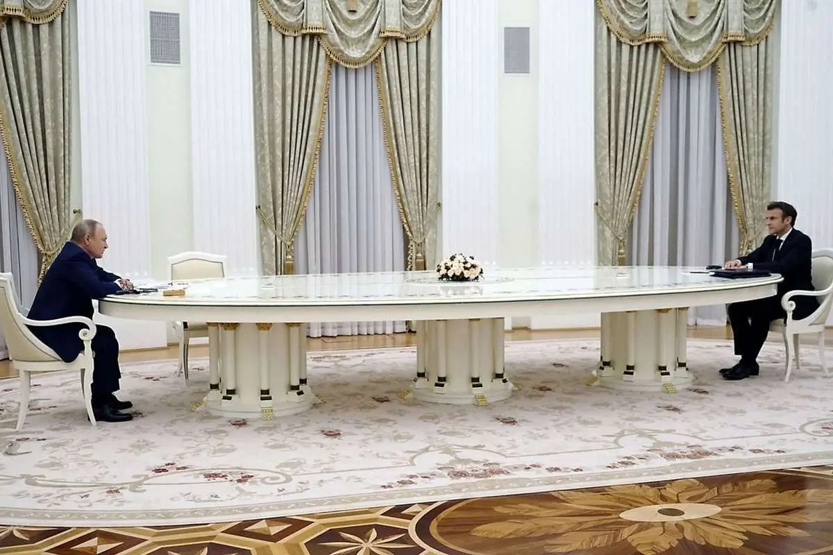 دیدار با پوتین در کاخ کرملین؛ ماکرون از بیم افشای اطلاعات ژنتیکی آزمایش کرونا نداد