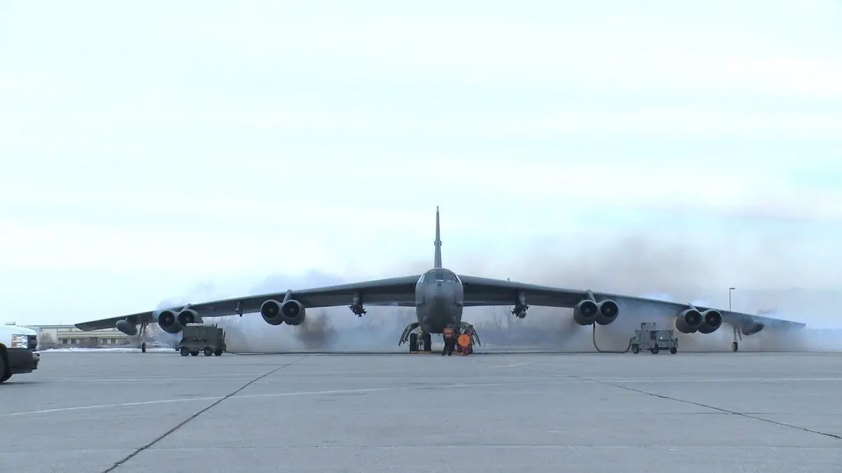 (ویدئو) فرود بمب افکن غول پیکر B-52H آمریکا در انگلیس