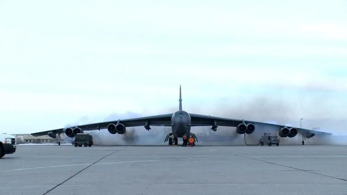 (ویدئو) فرود بمب افکن غول پیکر B-52H آمریکا در انگلیس