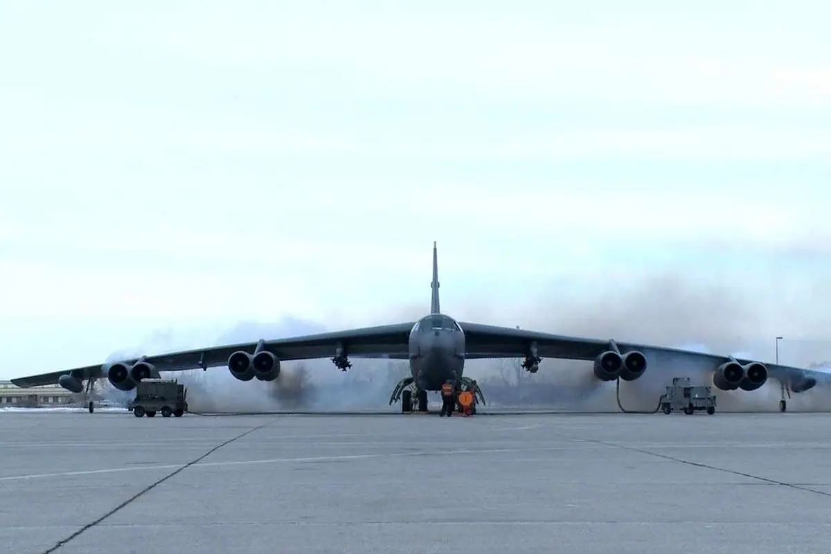 (ویدئو) فرود بمب افکن غول پیکر B-52H آمریکا در انگلیس