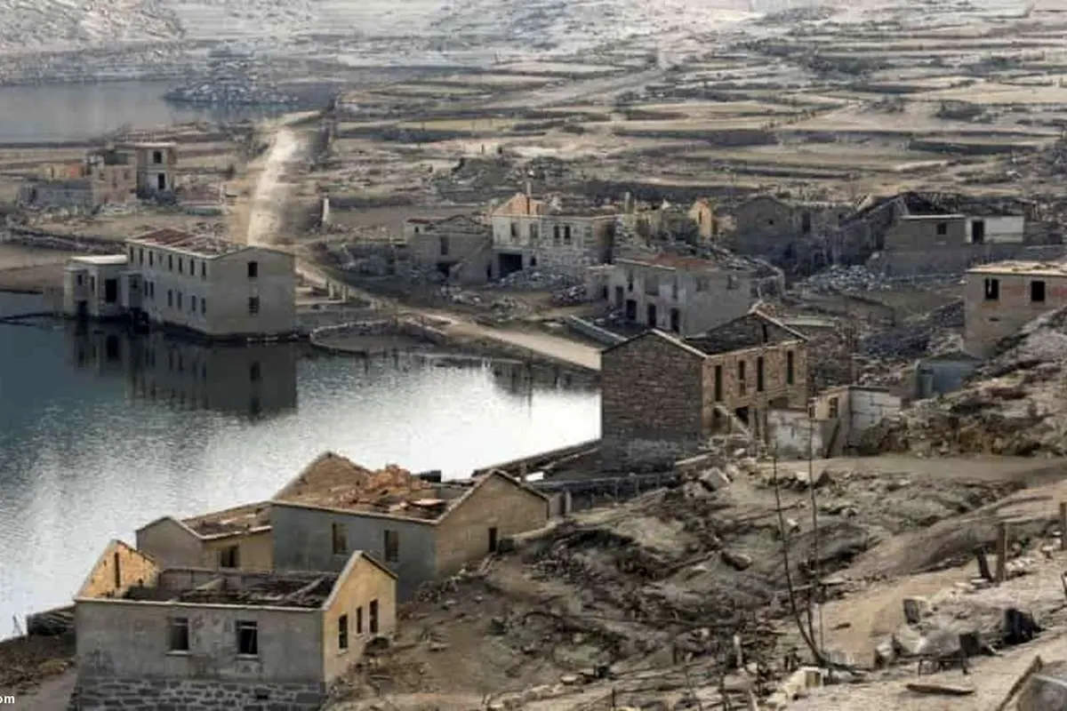 (ویدئو) روستای غرق شده پس از ۳۰ سال از زیر آب بیرون آمد
