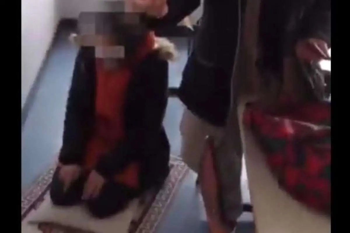 (ویدئو) جنجال نماز خواندن دختر دانشجوی فرانسوی در کلاس