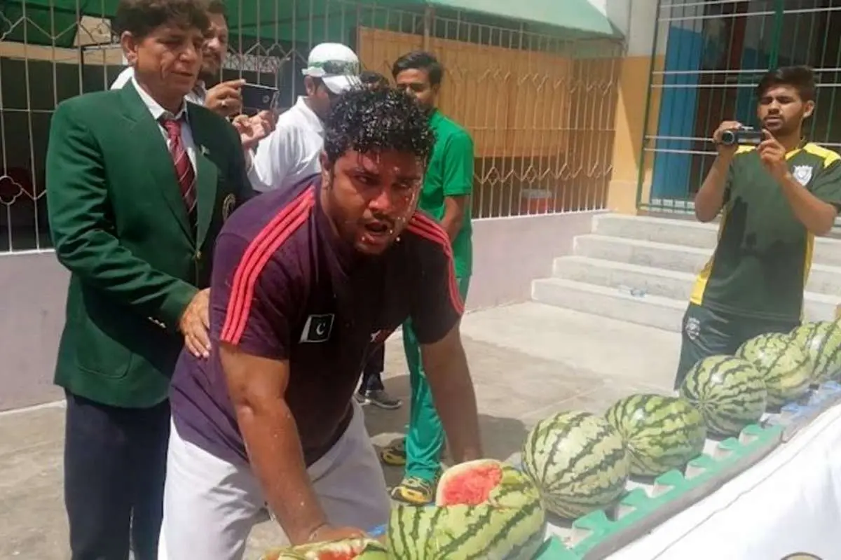(ویدئو) رکورد له کردن هندوانه با سر